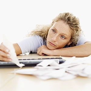 Woman with paperwork (© Getty Images)